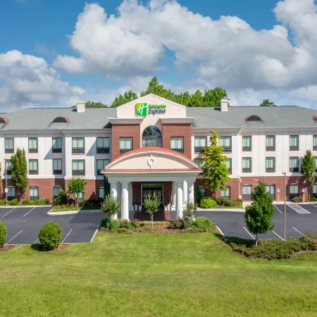 Holiday Inn Express & Suites Tullahoma by IHG