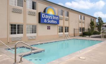 Days Inn & Suites by Wyndham Wichita