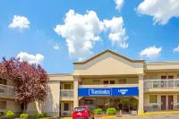 Travelodge by Wyndham Silver Spring Отели рядом с достопримечательностью «Brigadier General Charles E. McGee Library (Silver Spring Library)»