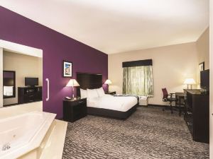 La Quinta Inn & Suites by Wyndham Louisville East