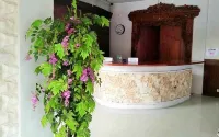 Raya Resort Hotel Hotels in Mojoroto