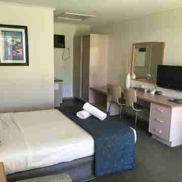 Capricorn Motor Inn Rooms