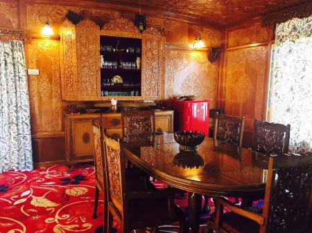 Akbar Group of Heritage Houseboats Отели рядом с достопримечательностью «Индира Ганди Мемориал Тьюлип Гарден»