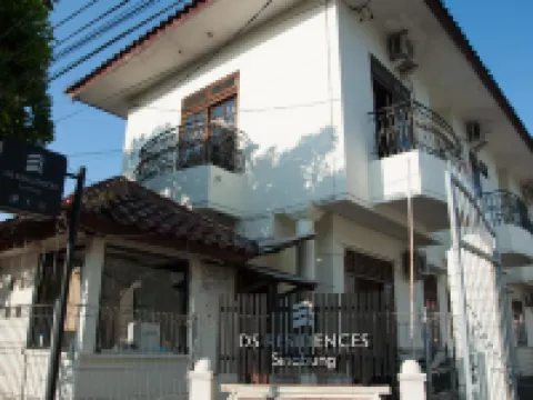 DS CoLive Sinabung Hotels in Candisari