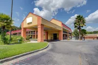 Suburban Studios Hinesville - Fort Stewart Area - Parking