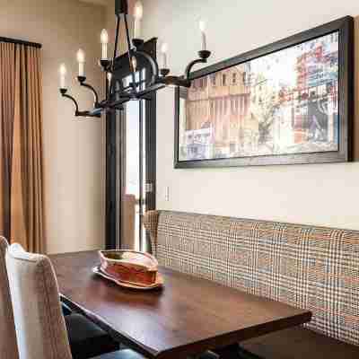 Opulence 5 Star 1 Bedroom 3176 by Casago Dining/Meeting Rooms