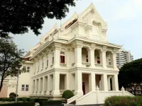 โรงแรมที่นี่ ตลาดน้อย โรงแรมใกล้ท่าเรือสี่พระยา