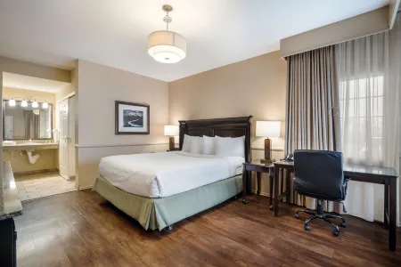 Best Western Corona Hotel  Suites Отели рядом с достопримечательностью «Публичная библиотека Корона»