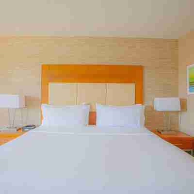 Holiday Inn & Suites Spring - the Woodlands Area Rooms