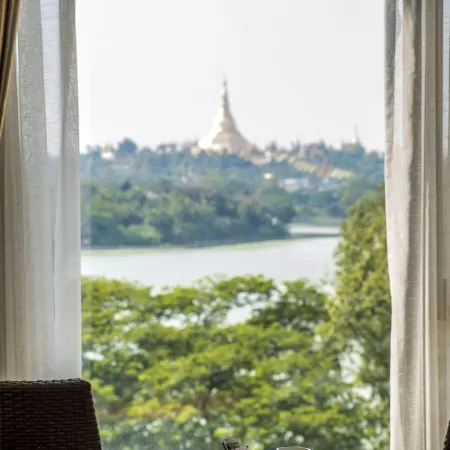 Esperado Lakeview Hotel