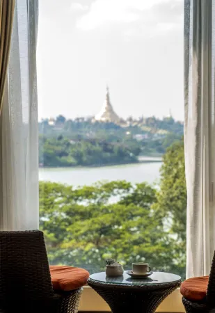 Esperado Lakeview Hotel