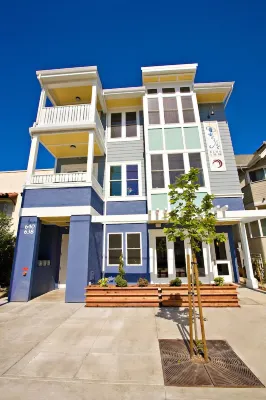 Pacific Blue Inn Hotels near Om Gallery