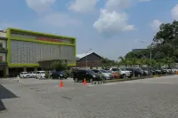 Puri Indah Hotel - parking