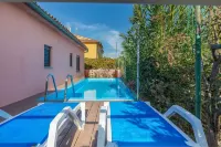 Modern Holiday Home with Pool & 4 Bikes, Near Center - parking