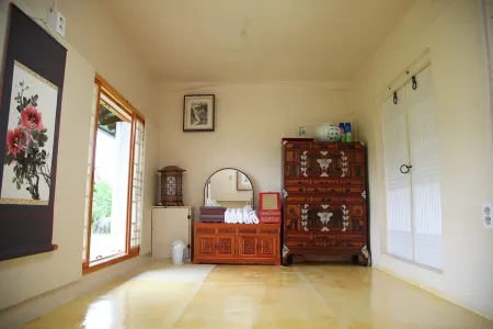 Andong Hakbong Jongtaek Отели рядом с достопримечательностью «Byeongsanseowon Confucian Academy»