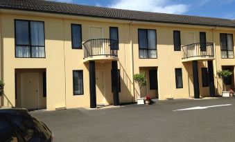 Hopkins House Motel & Apartments - Housity