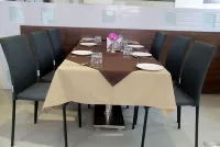 Hotel Saiprasad Solapur Pure Veg Hotel - 조식 운영