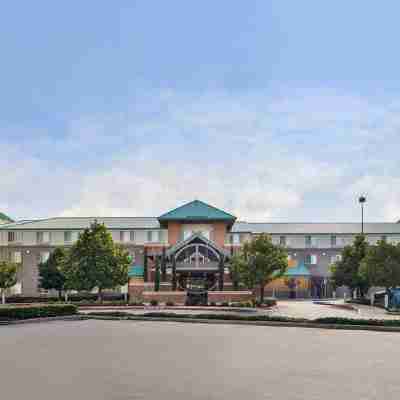 Holiday Inn Express & Suites Elk Grove Central - Hwy 99 Hotel Exterior