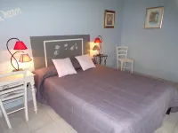 Chambres et Gîte Peyroutas "Amélie" à Vignonet St Emilion Hotels in Sainte-Colombe