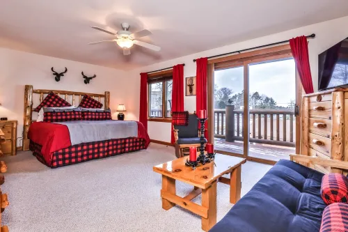 Minocqua Lake Condo! Walk 2 Downtown! Labor Day Weekend Open! Dock Available!