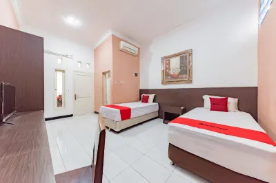 RedDoorz Near Kejaksan Station Cirebon Hotel a Kesenden