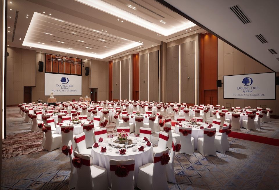 4. 더블트리 바이 ..