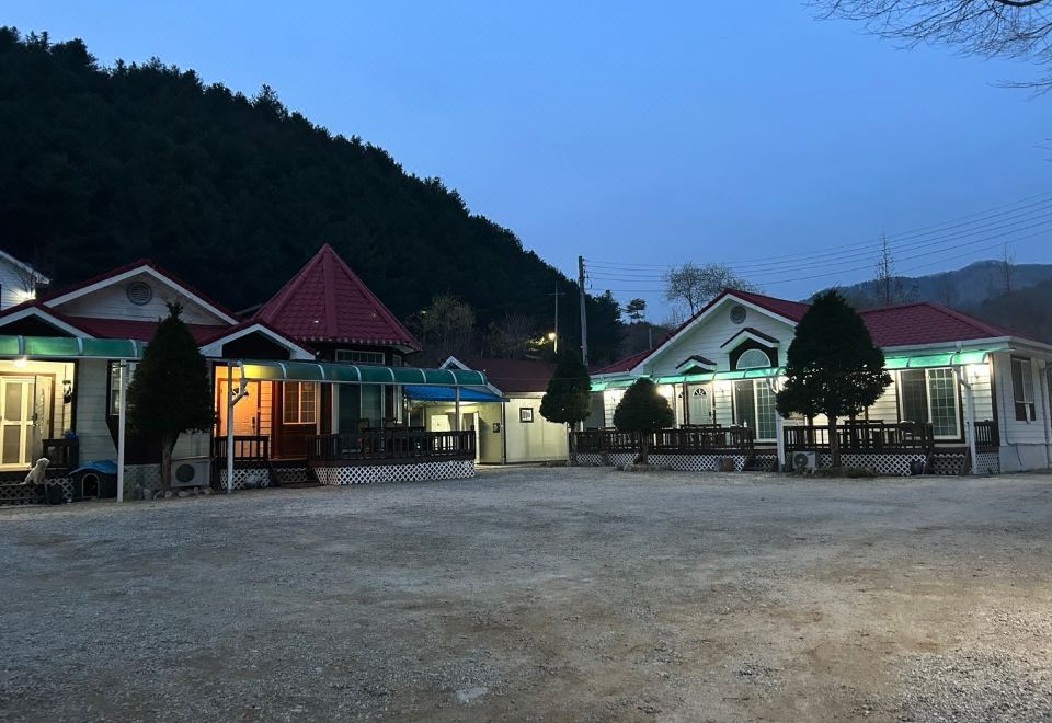펜션 야경 전경