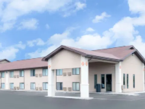 Super 8 by Wyndham Huron Hotels in Huron