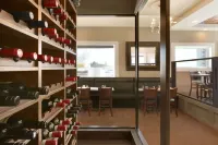 Travelodge by Wyndham Edmonton South - 2-Star