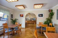 Days Inn by Wyndham Anaheim Near the Park - breakfast
