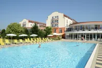 The Monarch Hotel - С бассейном