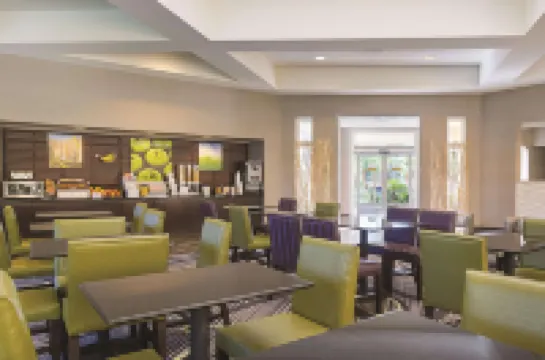 La Quinta Inn & Suites by Wyndham Ontario Airport オンタリオのホテル