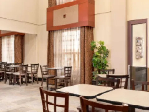 Travelodge by Wyndham Oshawa Whitby Hotels in Oshawa