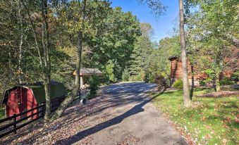 Rustic Dundee Log Cabin w/ Hot Tub & Forest Views!