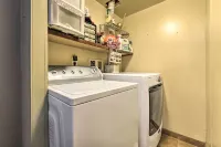 Bright Historic Apartment | 2 Blocks to Downtown - parking