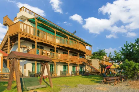 Anmyeondo Badatga Pension Отели рядом с достопримечательностью «Kkotji Beach»