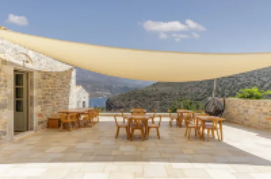 Trapela Limeni Luxury Suites