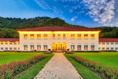 The LaLit Grand Palace Srinagar Các khách sạn gần Shalimar Bagh Mughal Garden