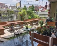 Family Guest House Malang - 2-Star