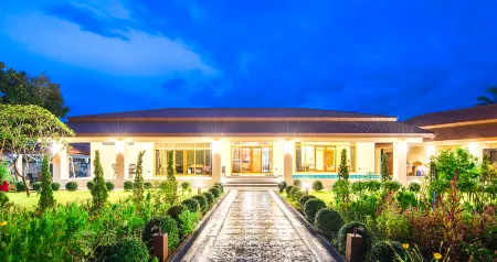 AU Place Hotel Отели в г. Лёй