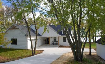 Kayaks & Dock: Lakefront Retreat in Alexandria