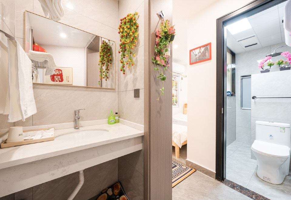 Youjia Apartment의 깔끔한 주방 및 거실 공간