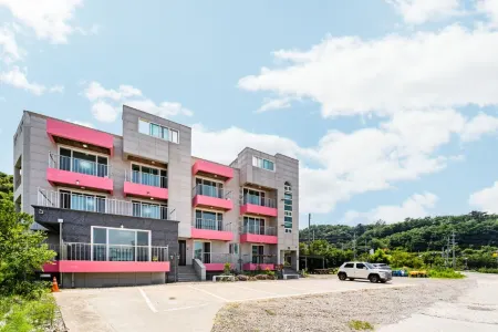 Samcheok Sea Star Pension (Yonghwa Beach) Отели рядом с достопримечательностью «Jangho Port»