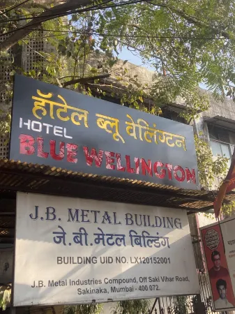 Hotel Blue Wellington - Near Mumbai Airport Отели рядом с достопримечательностью «Paras Dham Temple»