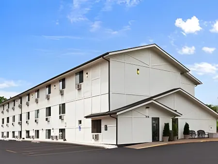 Super 8 by Wyndham Dubuque