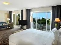 Hilton Nicosia Hoteles cerca de Metochi Kykkou