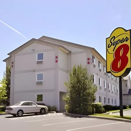 Super 8 by Wyndham Redmond