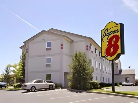 Super 8 by Wyndham Redmond