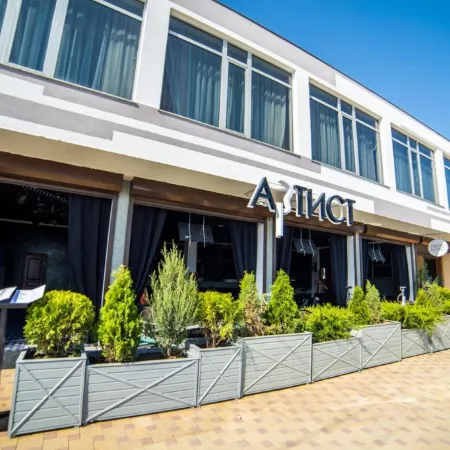 Sunrise Hotel Отели в г. Небуг