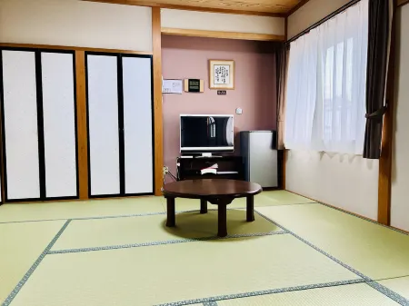 Pension Ajiwai Отели рядом со станцией JR Takaku station